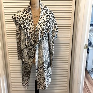 Long sweater in leopard print.